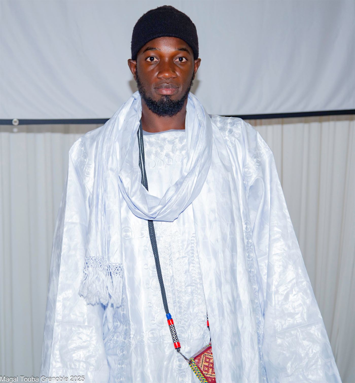 Membre du Dahira en tenue traditionnelle